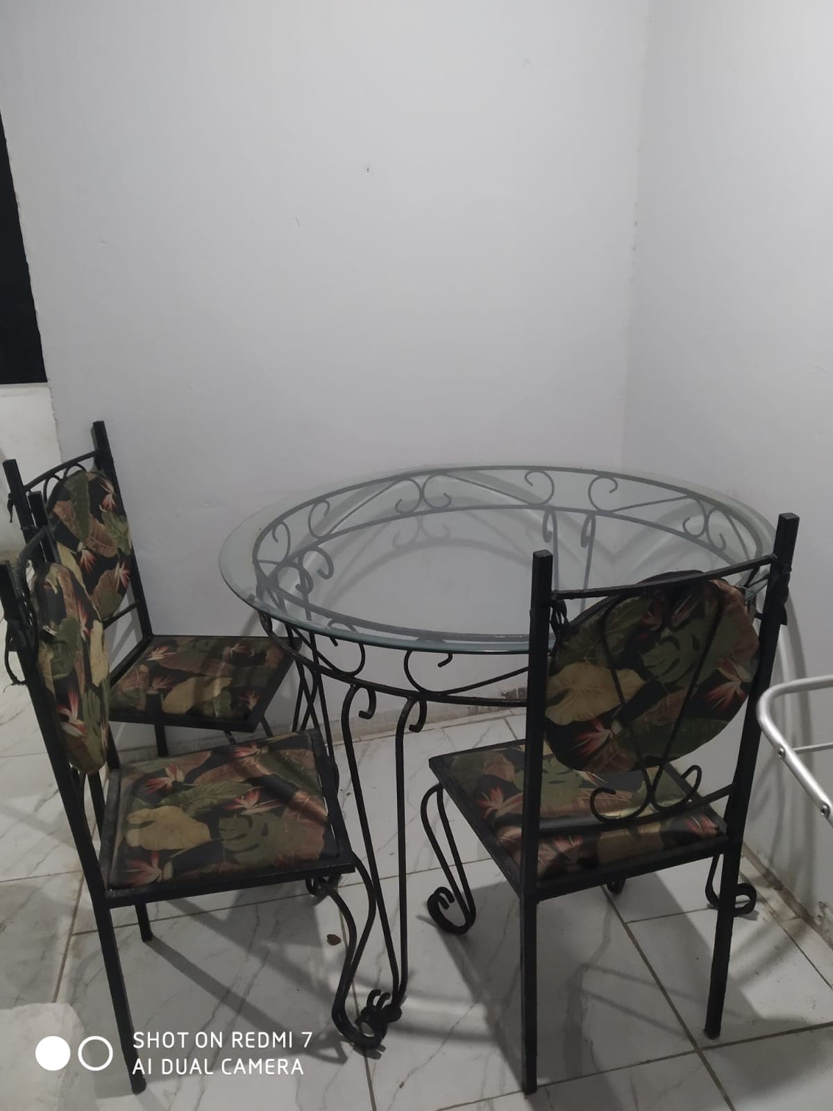 Bom dia, Vendo móveis para sair rápido, só retirada