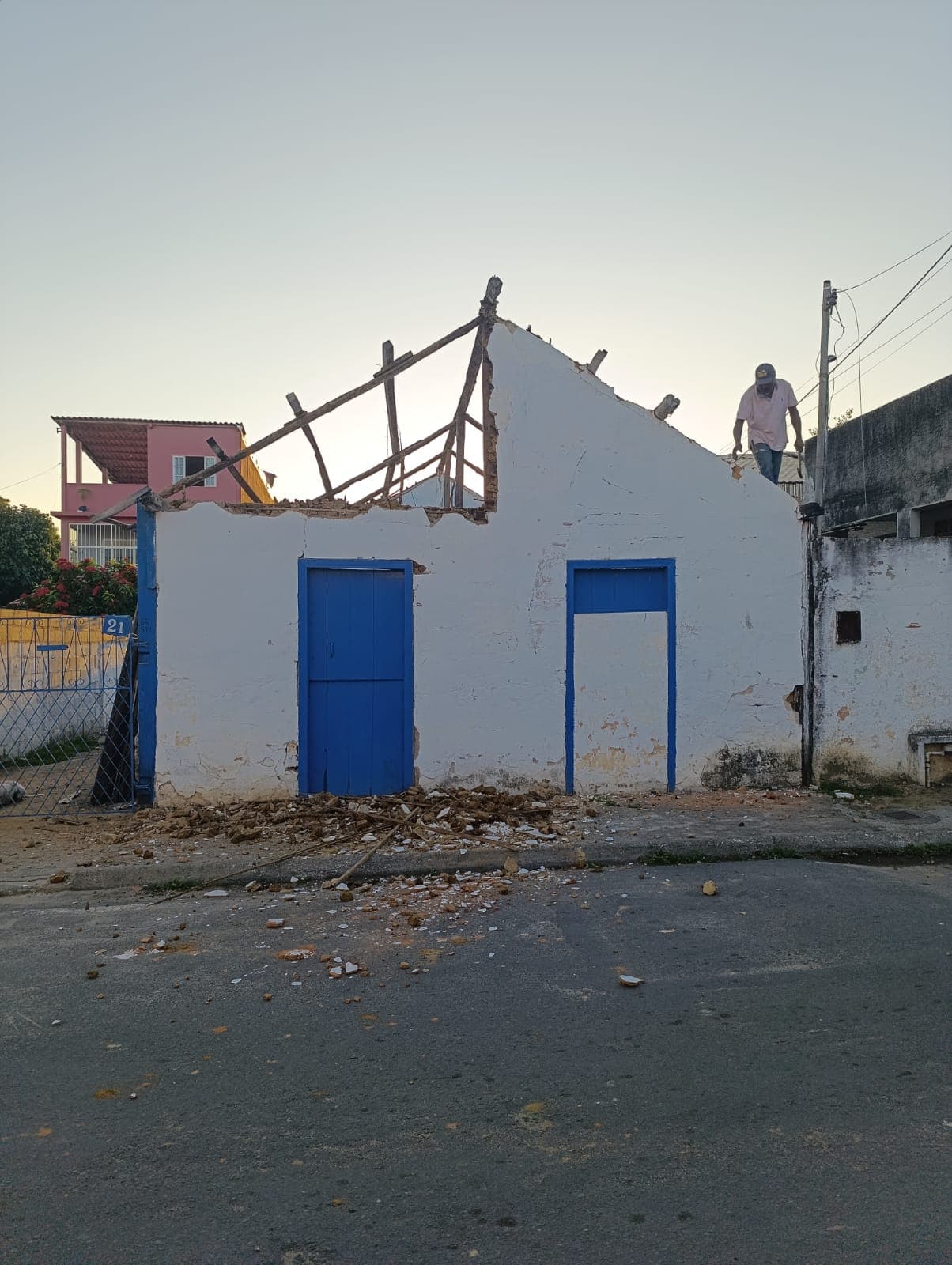 De pouco a poucos a história vai se apagando