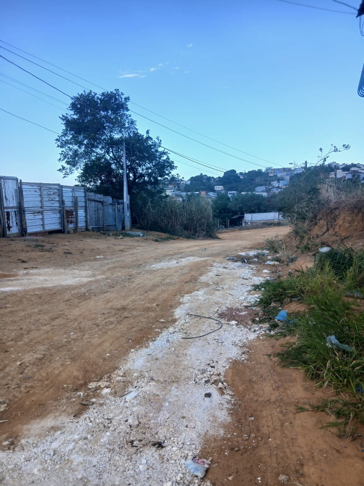 No alto da bica trocando as lâmpadas queimadas